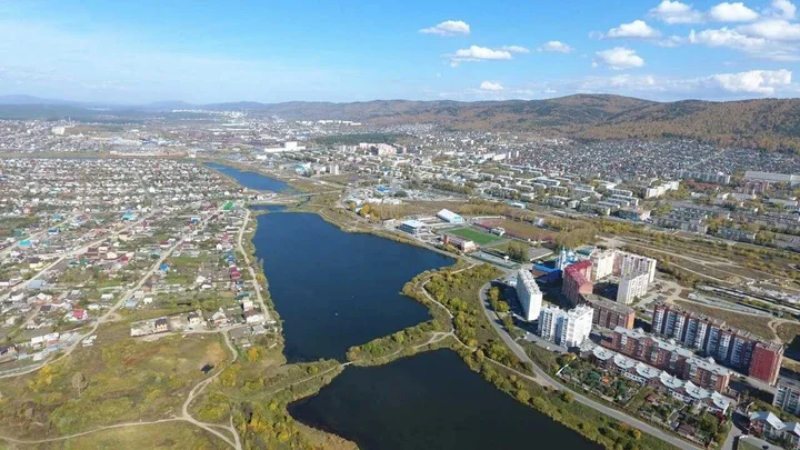 Миасс: Ваш Оазис Спокойствия с Видом на Реку и Горы в Центре Городской Жизни.