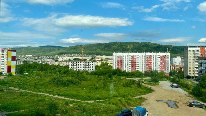 Миасс: Ваш Оазис Спокойствия с Видом на Реку и Горы в Центре Городской Жизни.