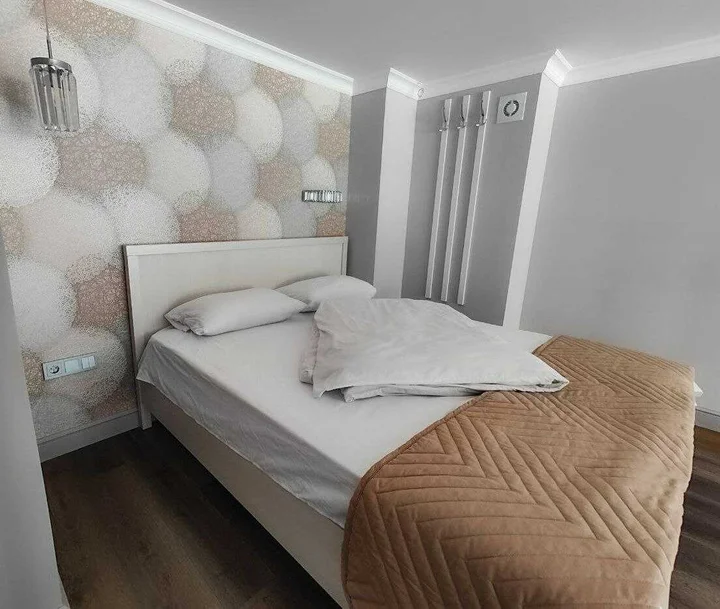 Москва: 2-х этажные апартаменты с высокими окнами