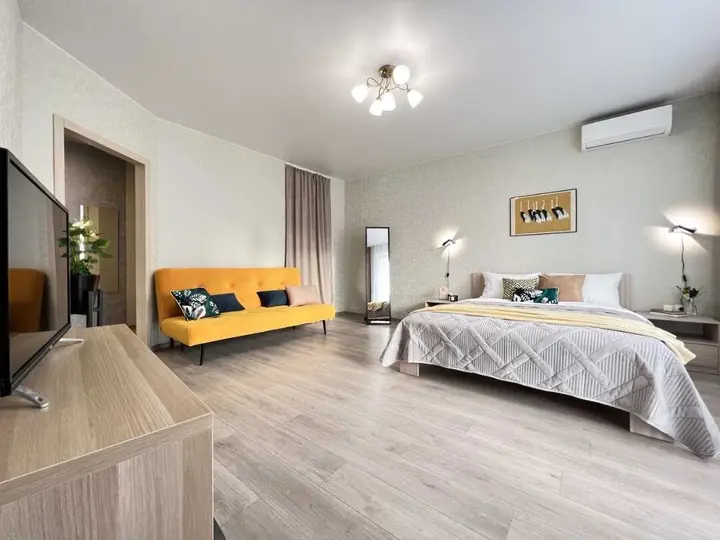 Новосибирск: Sunny House 2шка студия с качелями на панорамной лоджии