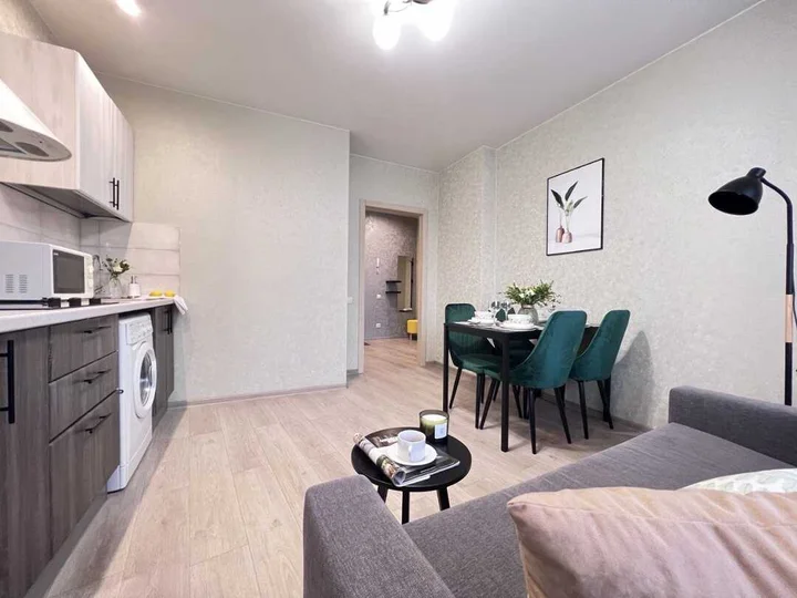 Новосибирск: Sunny House 2шка студия с качелями на панорамной лоджии