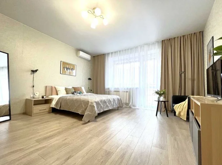 Новосибирск: Sunny House 2шка студия с качелями на панорамной лоджии