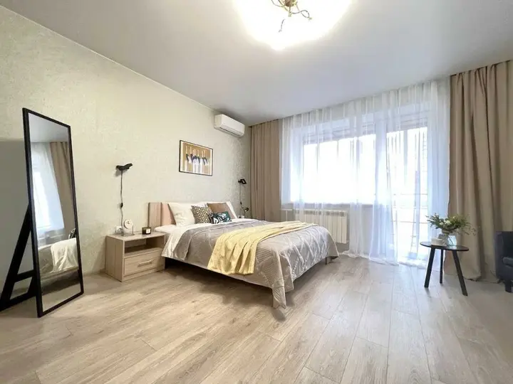 Новосибирск: Sunny House 2шка студия с качелями на панорамной лоджии