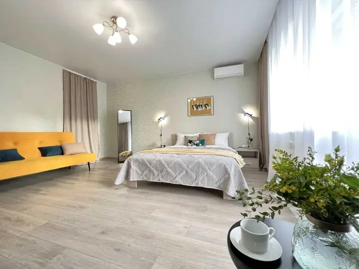 Новосибирск: Sunny House 2шка студия с качелями на панорамной лоджии