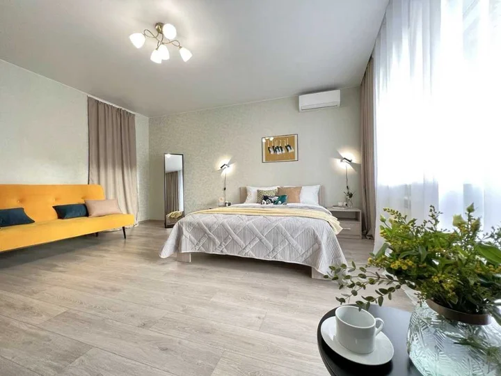 Новосибирск: Sunny House 2шка студия с качелями на панорамной лоджии