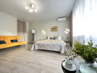 Новосибирск: Sunny House 2шка студия с качелями на панорамной лоджии