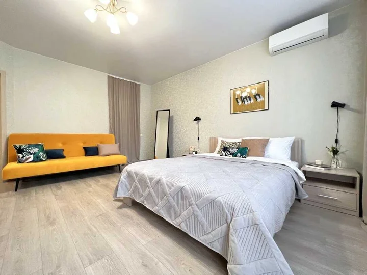 Новосибирск: Sunny House 2шка студия с качелями на панорамной лоджии