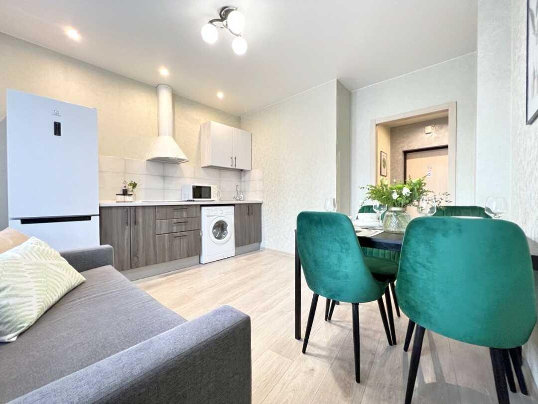Новосибирск: Sunny House 2шка студия с качелями на панорамной лоджии