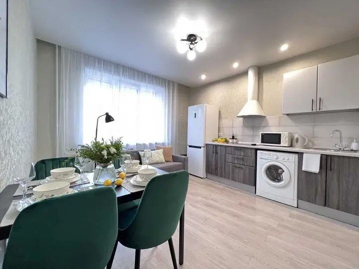 Новосибирск: Sunny House 2шка студия с качелями на панорамной лоджии