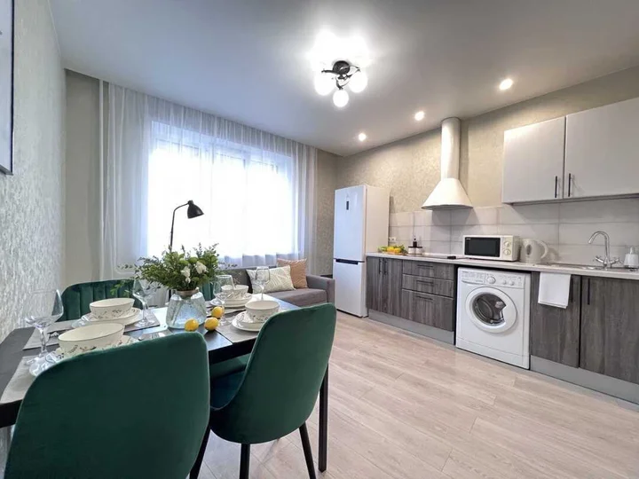 Новосибирск: Sunny House 2шка студия с качелями на панорамной лоджии