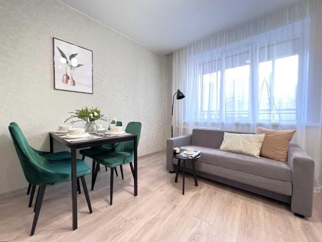 Новосибирск: Sunny House 2шка студия с качелями на панорамной лоджии