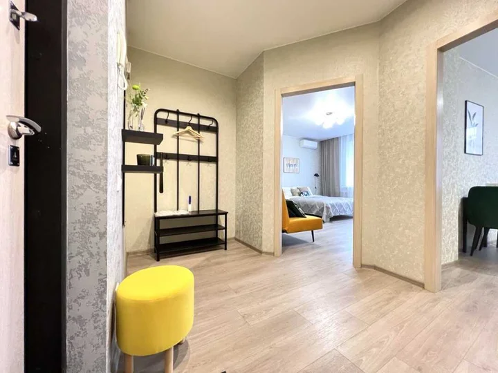 Новосибирск: Sunny House 2шка студия с качелями на панорамной лоджии