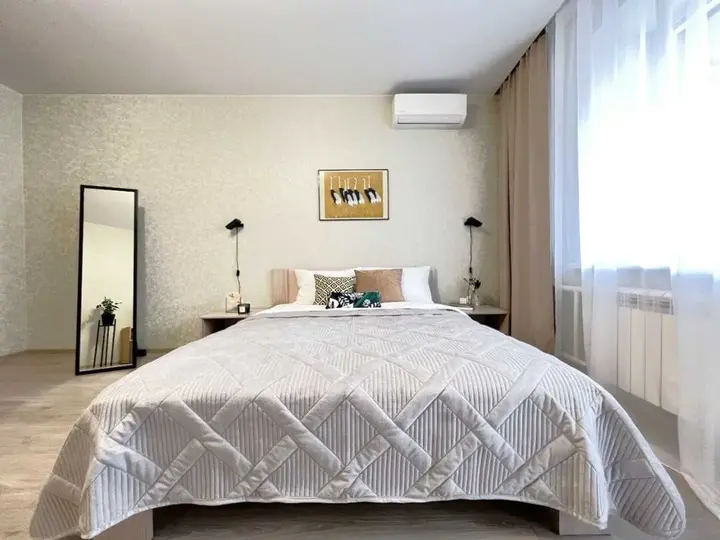 Новосибирск: Sunny House 2шка студия с качелями на панорамной лоджии