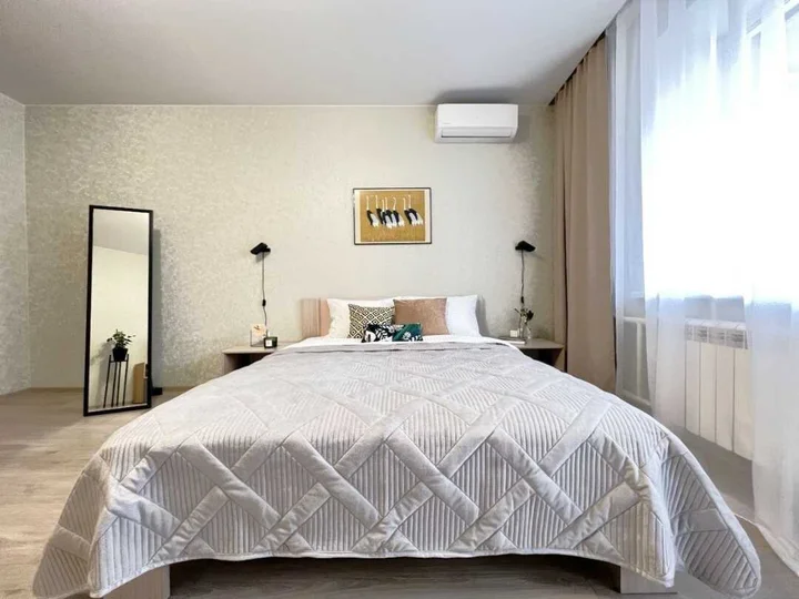 Новосибирск: Sunny House 2шка студия с качелями на панорамной лоджии
