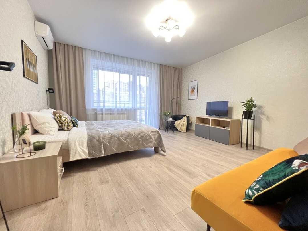 Новосибирск: Sunny House 2шка студия с качелями на панорамной лоджии