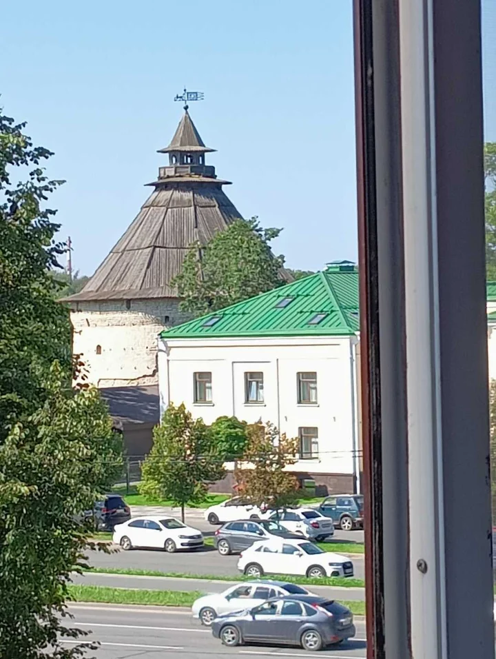 Псков: Квартира в центре с видом Покровскую башню и реку Великую