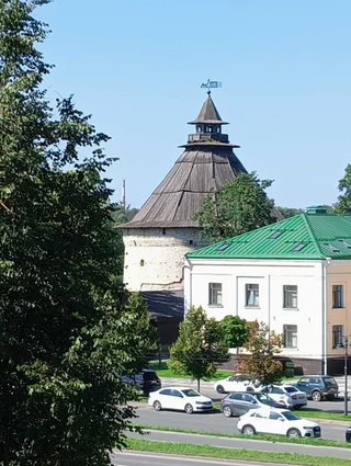 Псков: Квартира с Видом на Покровскую Башню
