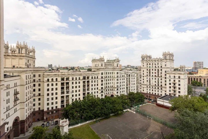 Москва: Улучшенные с Двумя Спальнями и Балконом