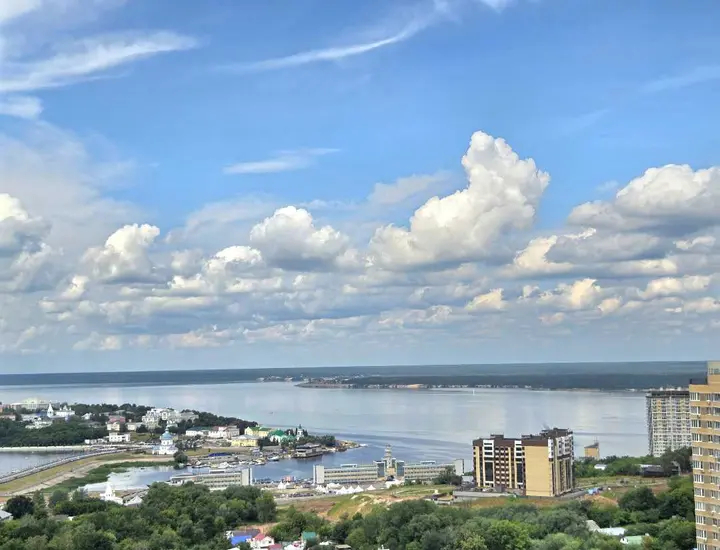 Чебоксары: Роскошная квартира с панорамным видом на город и реку Волгу от RentAp
