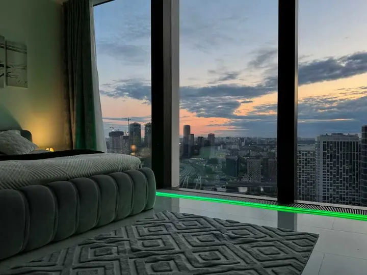 Москва: Sky City Moscow Уютная студия с подсветкой и Аэрохоккеем в Москва Сити! Закатная сторона!