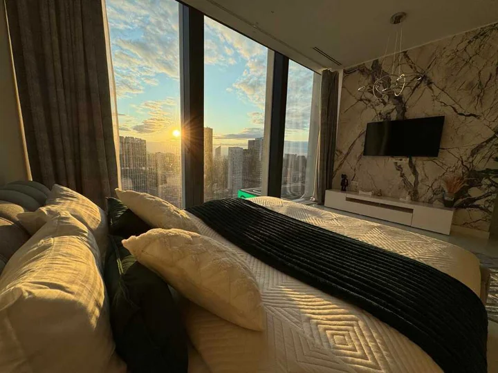 Москва: Sky City Moscow Уютная студия с подсветкой и Аэрохоккеем в Москва Сити! Закатная сторона!
