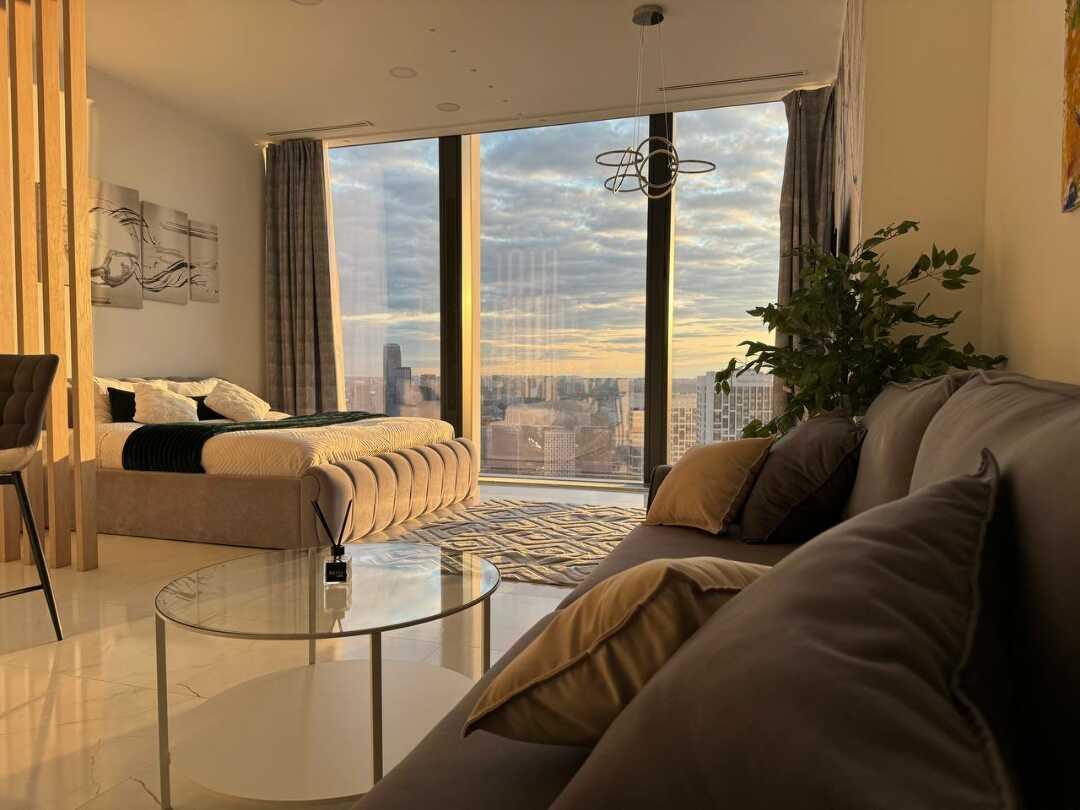 Москва: Sky City Moscow Уютная студия с подсветкой и Аэрохоккеем в Москва Сити! Закатная сторона!