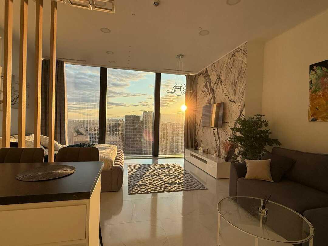 Москва: Sky City Moscow Уютная студия с подсветкой и Аэрохоккеем в Москва Сити! Закатная сторона!