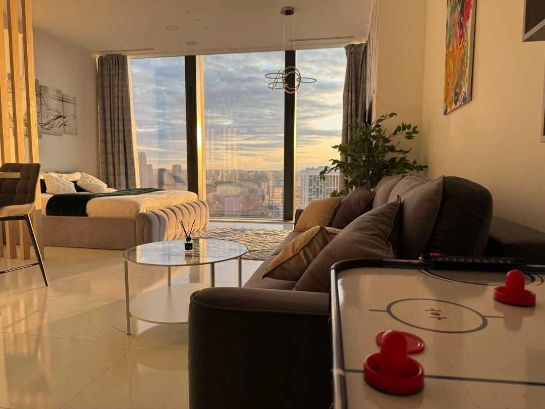 Москва: Sky City Moscow Уютная студия с подсветкой и Аэрохоккеем в Москва Сити! Закатная сторона!
