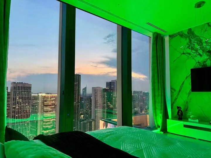 Москва: Sky City Moscow Уютная студия с подсветкой и Аэрохоккеем в Москва Сити! Закатная сторона!
