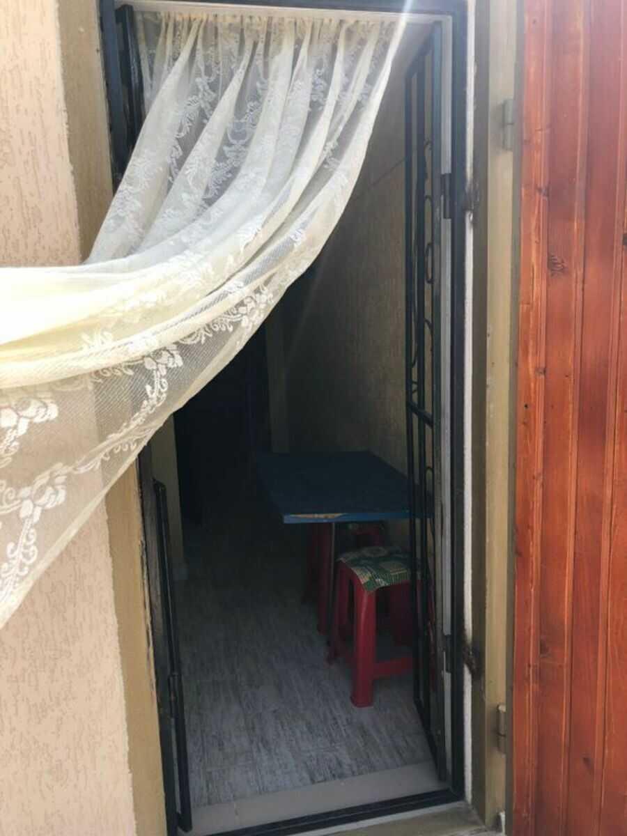 Евпатория: Небольшой двухэтажный домик в курортной зоне, Крым