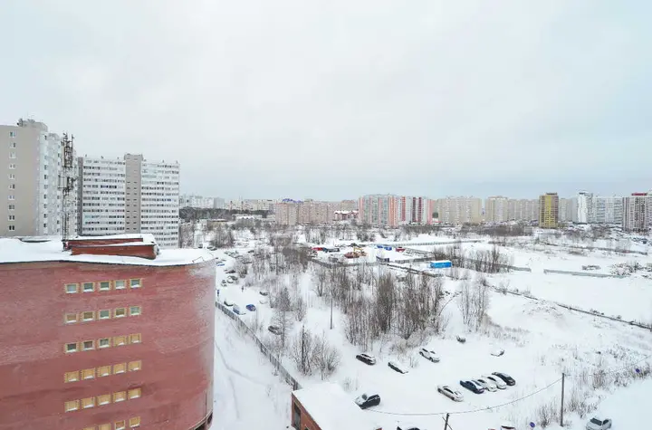 Сургут: Двухкомнатная квартира с просторной кухней в Сургуте