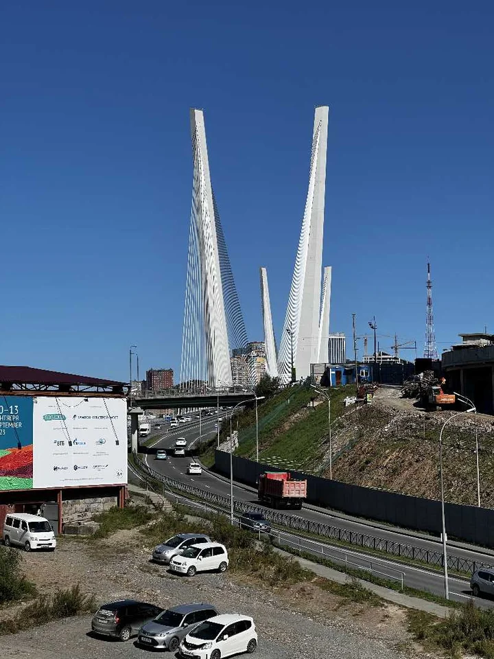 Владивосток: Студия с видом на Золотой мост на ул. Надибаидзе, 28