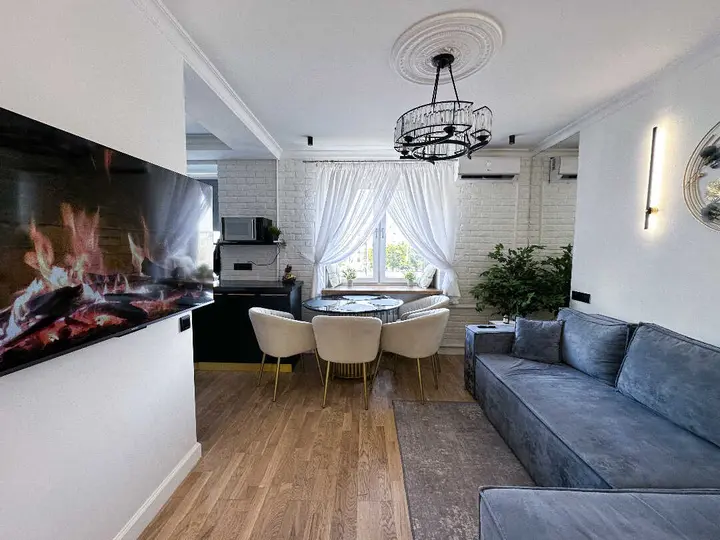 Москва: Евротрешка "Top Rooms" на Таганке у Москвы реки