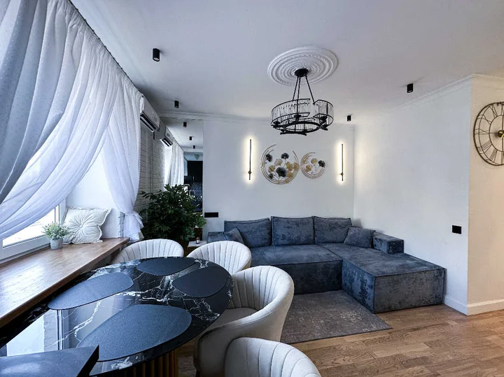 Москва: Евротрешка "Top Rooms" на Таганке у Москвы реки