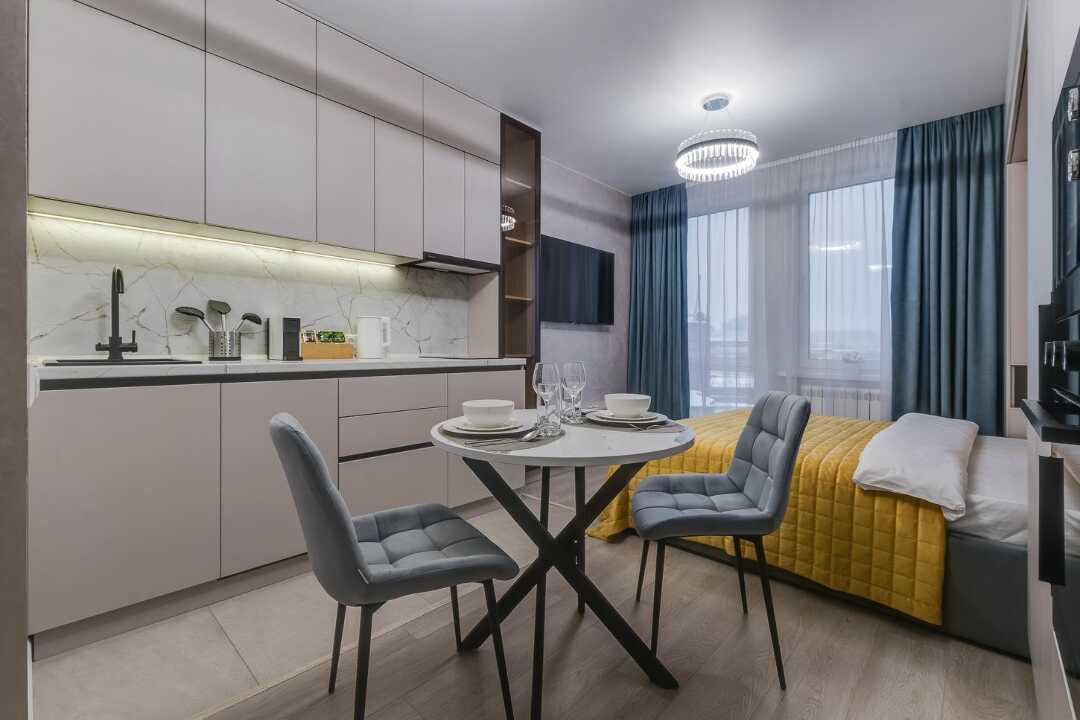 Стильные апартаменты-студия с дизайнерским ремонтом в ЖК "Нighway". — фото 5